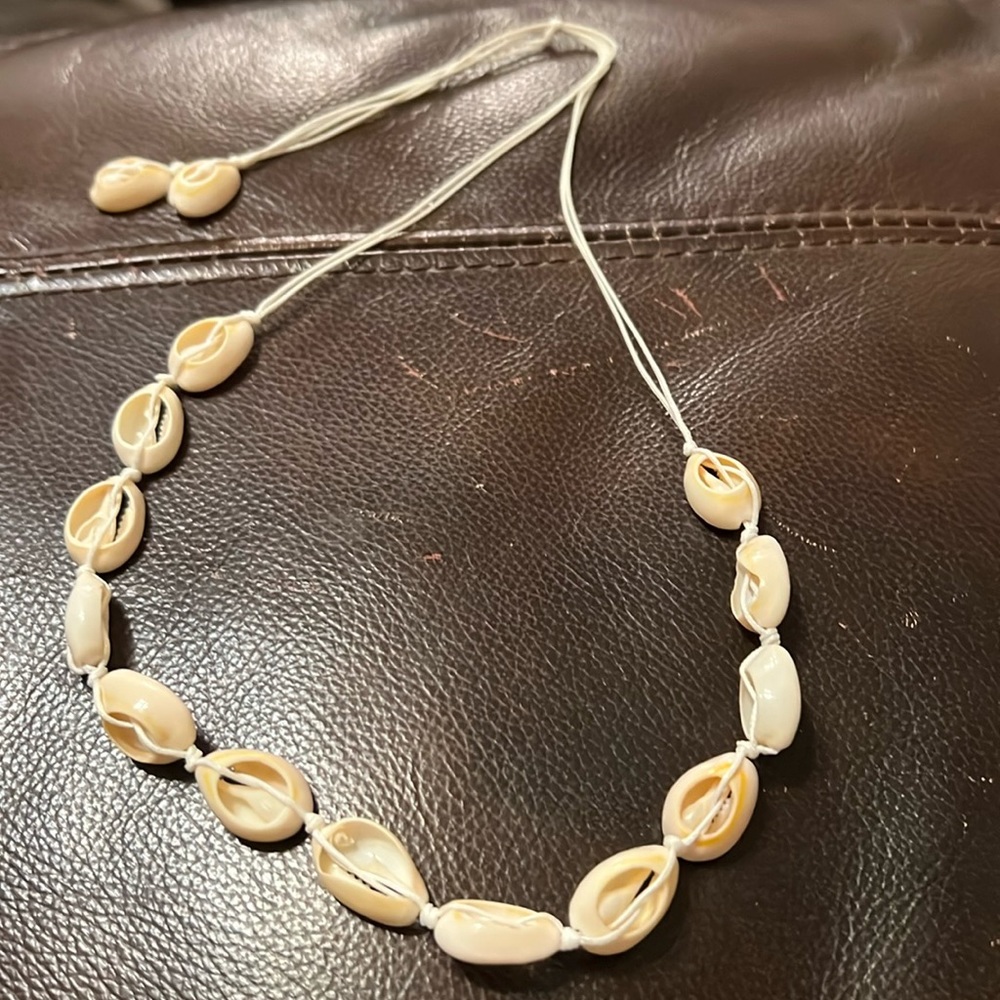 White Shell necklace - Picture 4 of 5